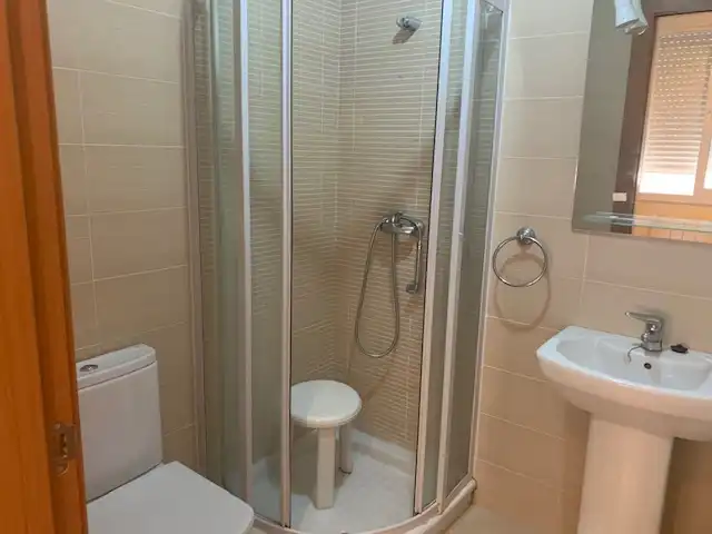 Baño de Piso de alquiler en Puertollano con Aire acondicionado, Calefacción y Amueblado