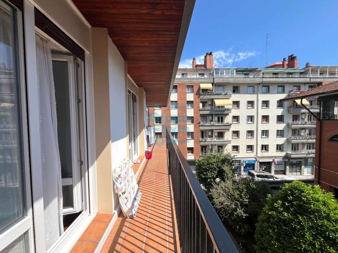 Vista exterior de Pis en venda en Donostia - San Sebastián  amb Calefacció, Terrassa i Balcó