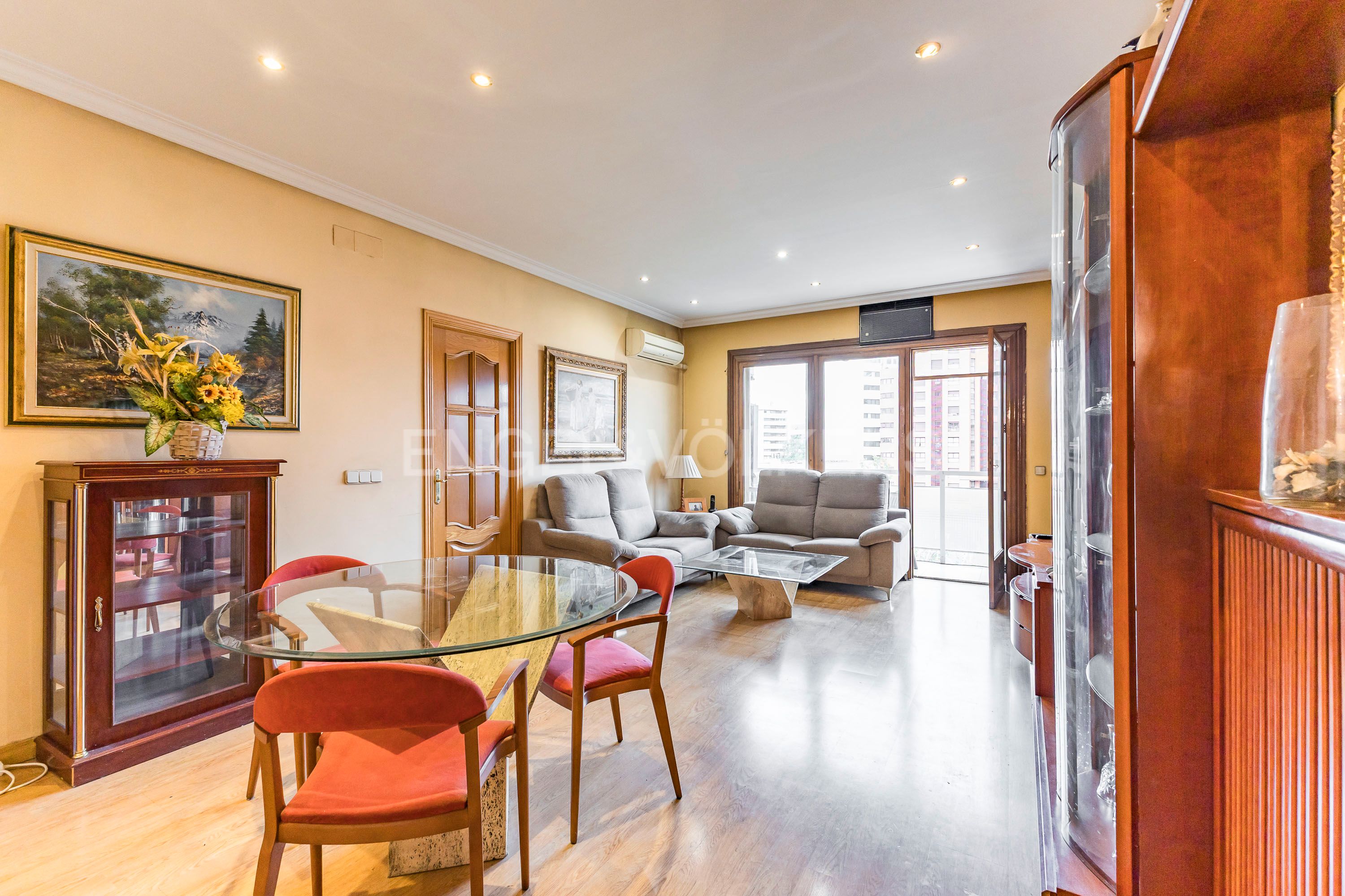 Sala d'estar de Apartament en venda en  Madrid Capital amb Aire condicionat, Calefacció i Parquet
