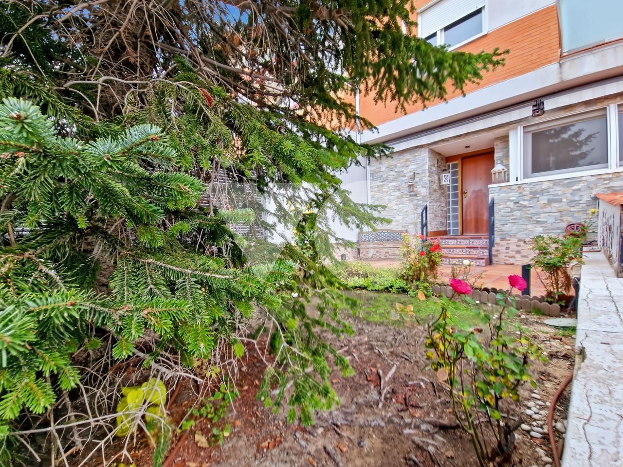 Exterior view of Single-family semi-detached for sale in  Madrid Capital  with Air Conditioner, Heating and Private garden