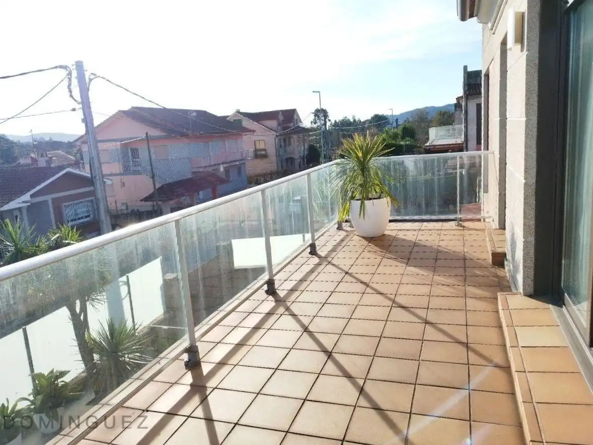 Terrassa de Casa o xalet en venda en Pontevedra Capital  amb Calefacció, Jardí privat i Terrassa