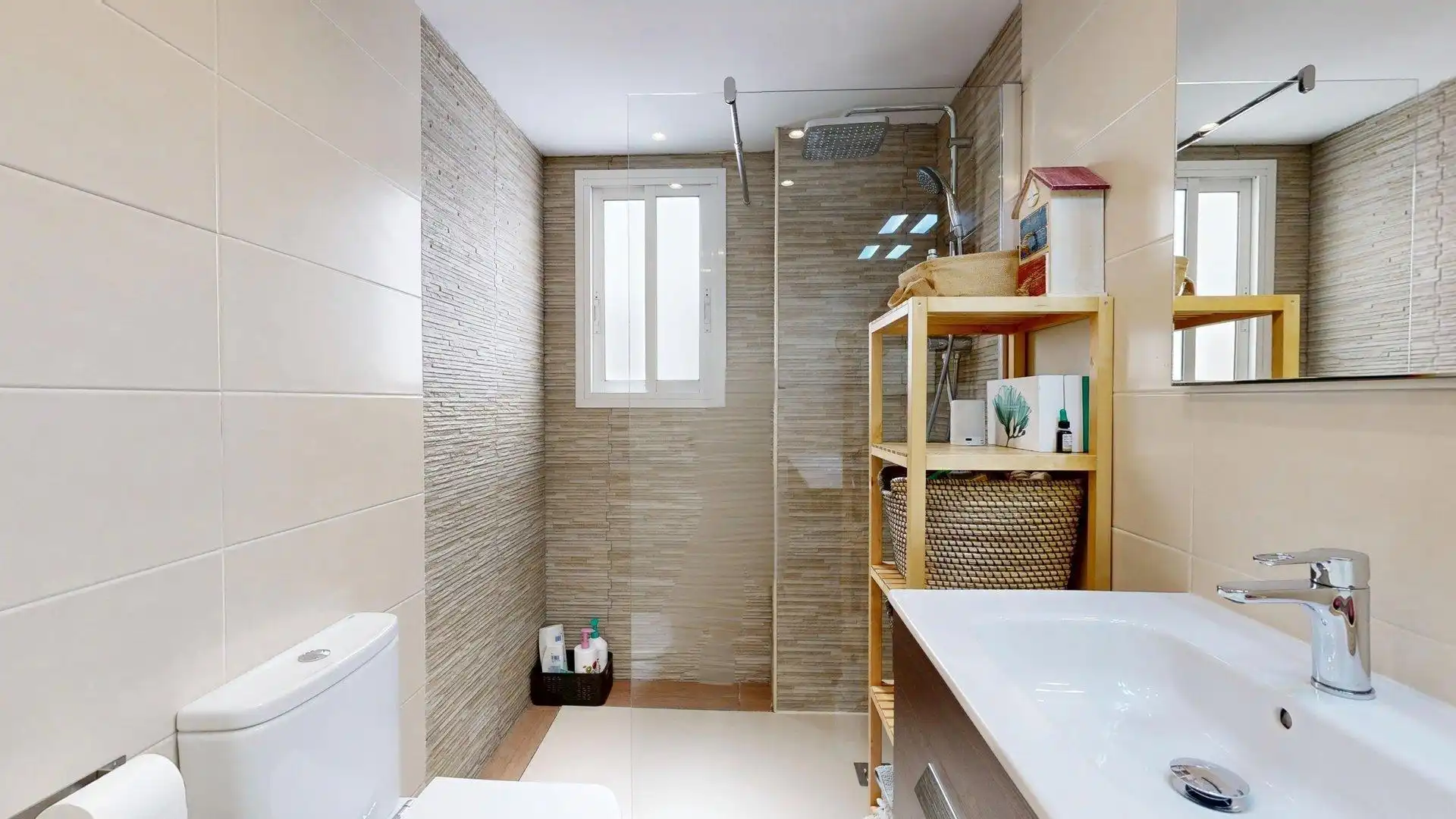Bathroom of Flat for sale in Zaragoza  with Air Conditioner, Heating and Parquet flooring