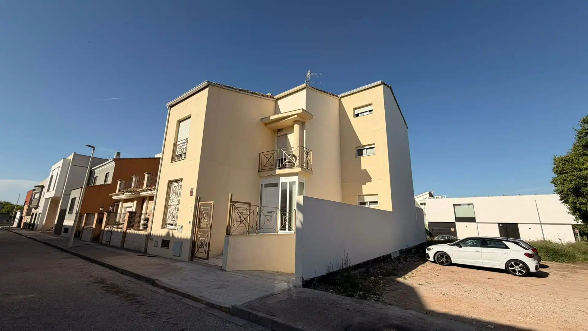 Exterior view of Detached homes for sale in Villanueva de Castellón  with Air Conditioner and Storage room