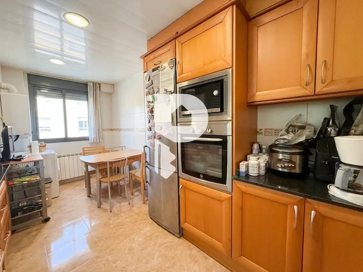 Cocina de Piso en venta en Sant Vicenç Dels Horts con Aire acondicionado, Calefacción y Parquet