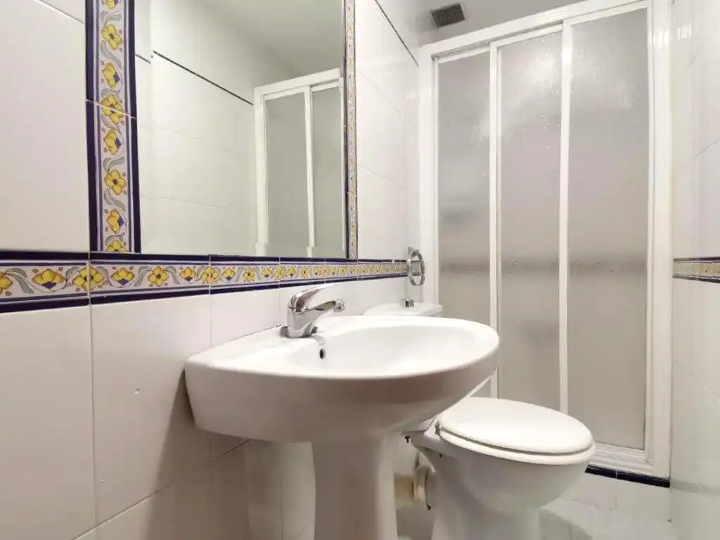Baño de Piso de alquiler en Málaga con Aire acondicionado, Calefacción y Terraza