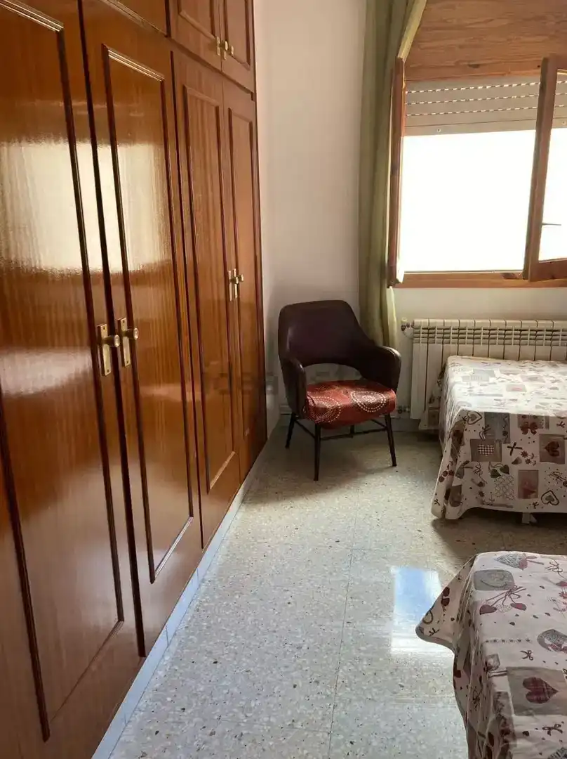 Habitación de Piso de alquiler en Valderrobres con Aire acondicionado, Trastero y Amueblado