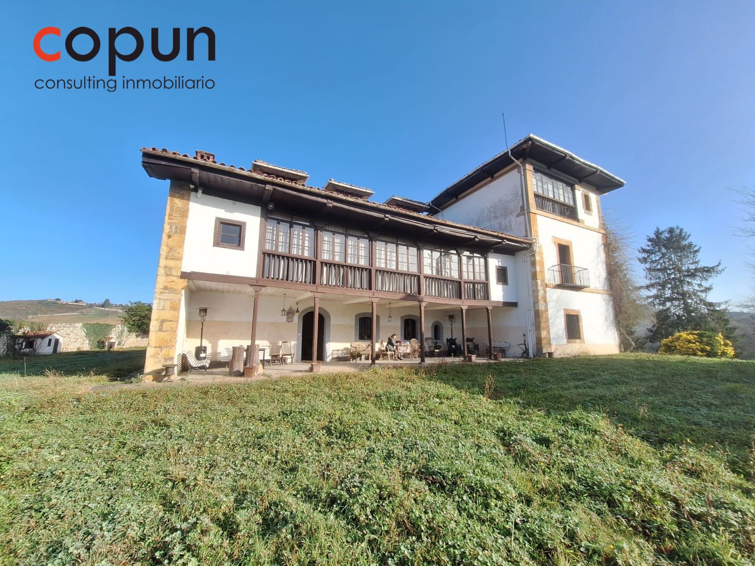 Vista exterior de Casa o xalet en venda en Oviedo  amb Parquet i Balcó