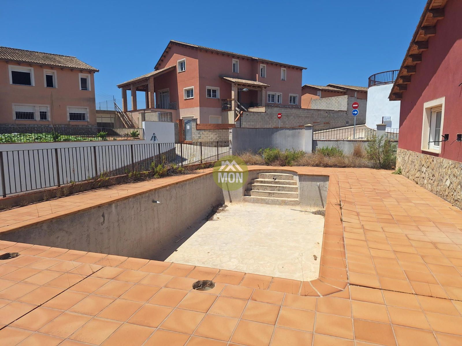 Vista exterior de Casa o xalet en venda en L'Énova amb Piscina i Piscina comunitària
