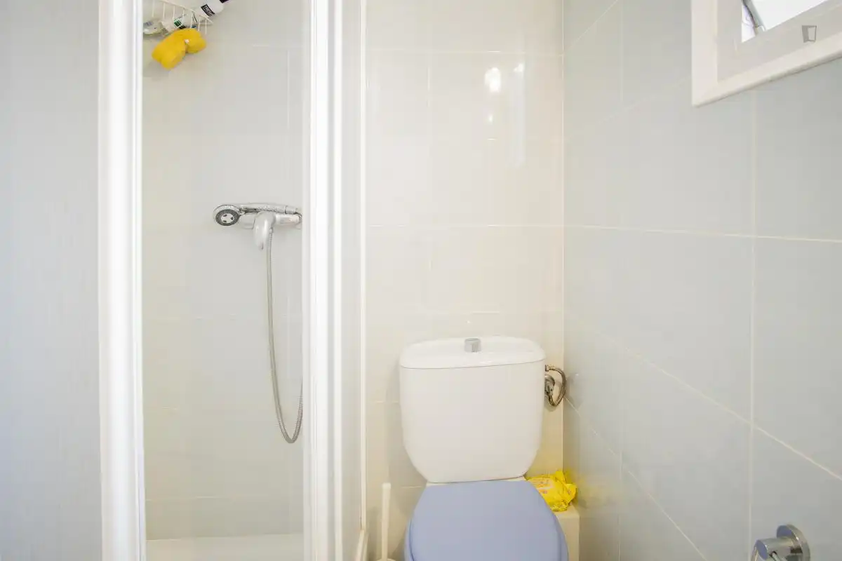 Baño de Apartamento para compartir en L'Hospitalet de Llobregat con Amueblado, Horno y Lavadora