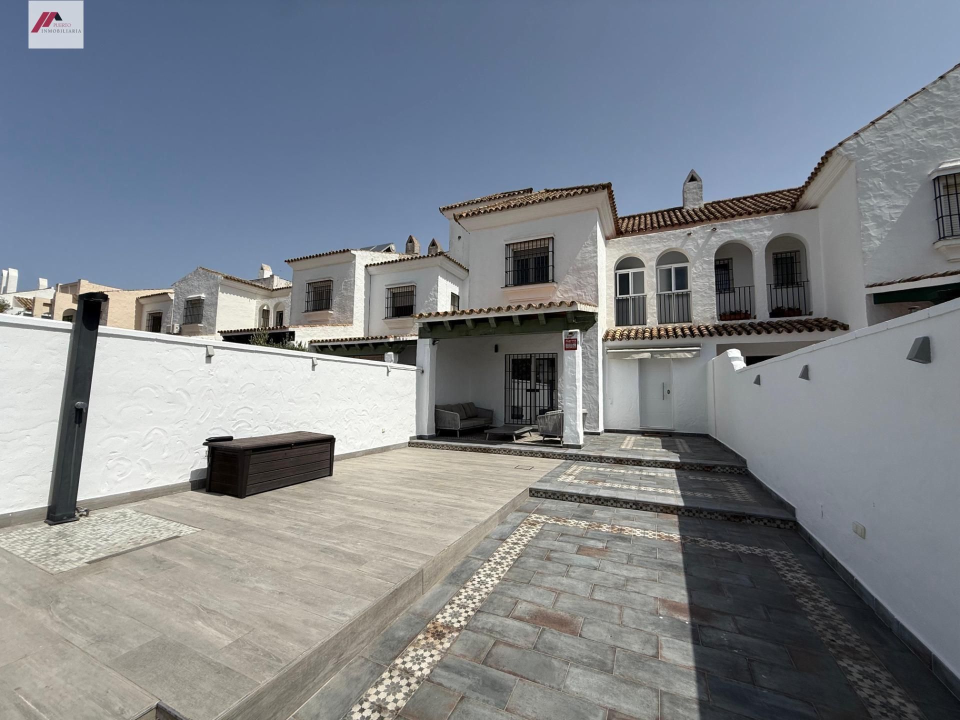 Vista exterior de Casa adosada de lloguer en El Puerto de Santa María amb Aire condicionat