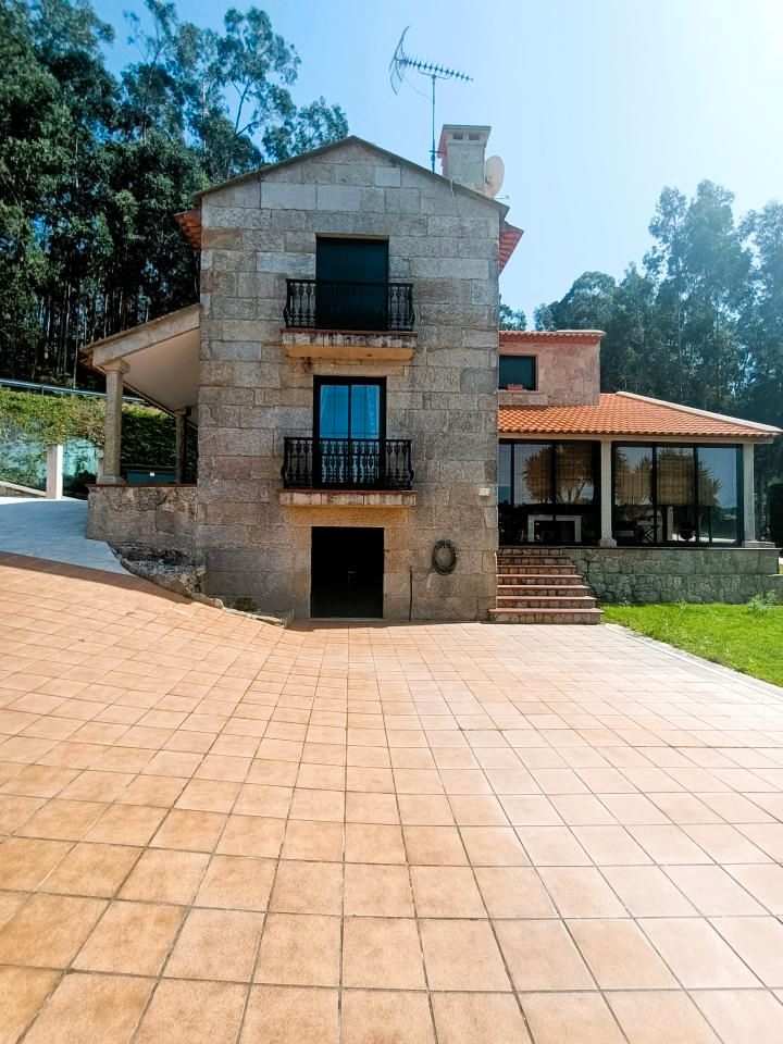 Vista exterior de Casa o xalet en venda en Bueu amb Calefacció, Jardí privat i Parquet