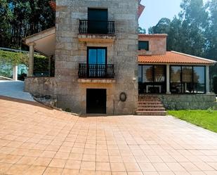 Vista exterior de Casa o xalet en venda en Bueu amb Calefacció, Jardí privat i Parquet