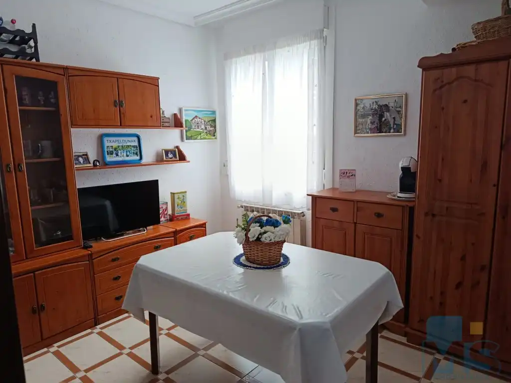 Sala d'estar de Pis en venda en Donostia - San Sebastián  amb Forn, Microones i Balcó