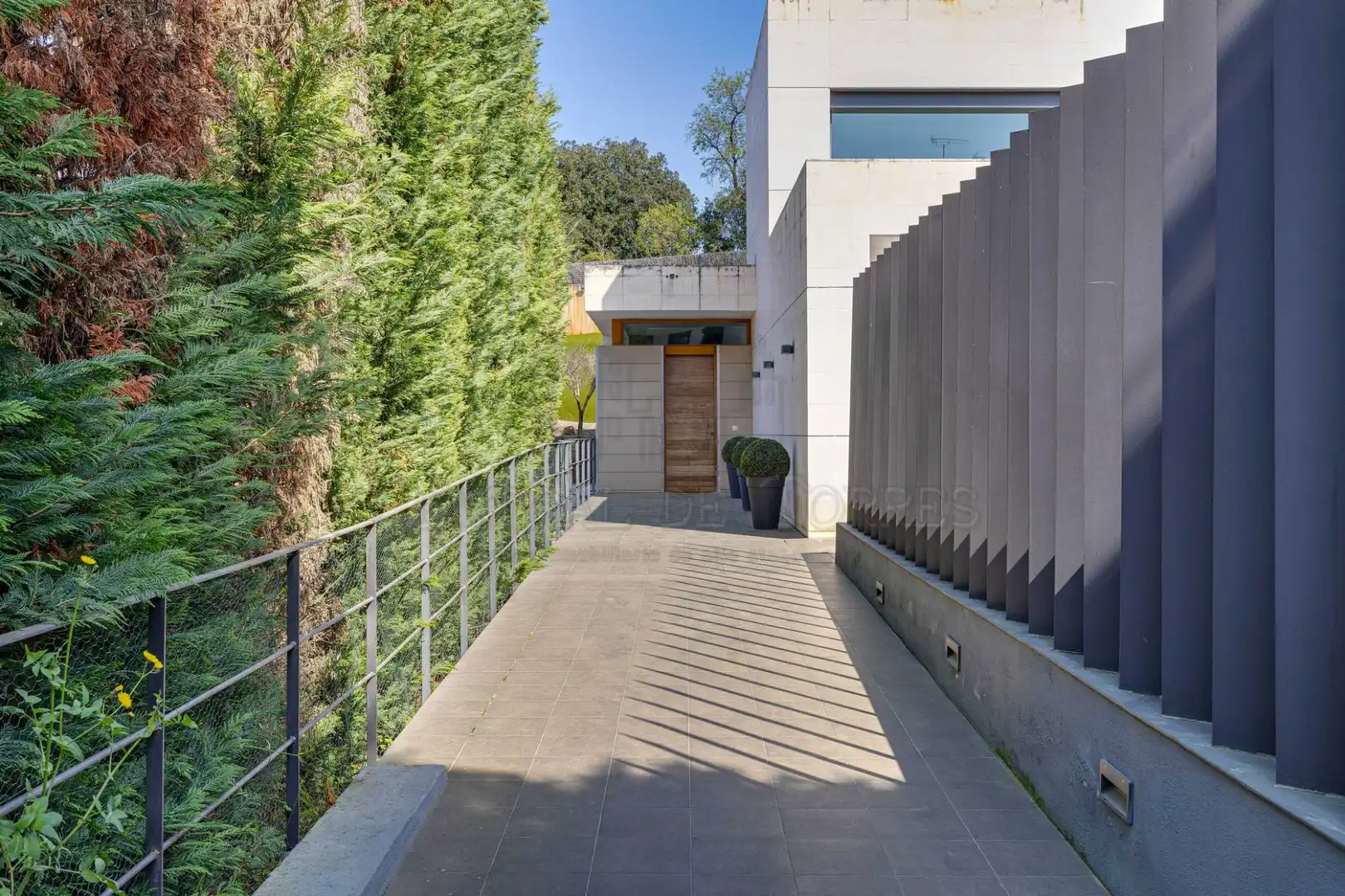 Vista exterior de Casa o xalet en venda en Sant Cugat del Vallès amb Aire condicionat, Calefacció i Jardí privat