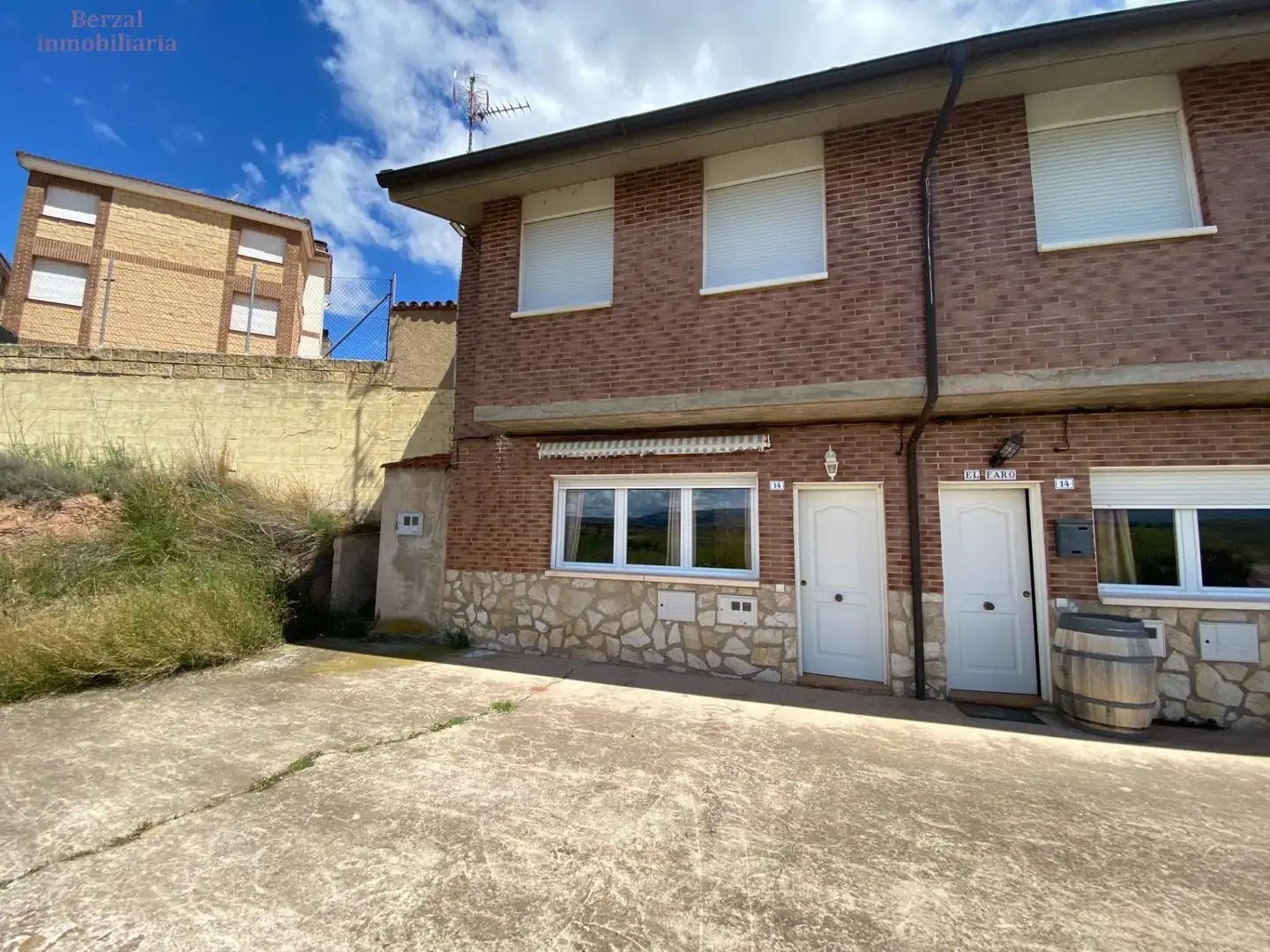 Vista exterior de Casa adosada en venta en Hormilla con Calefacción y Terraza