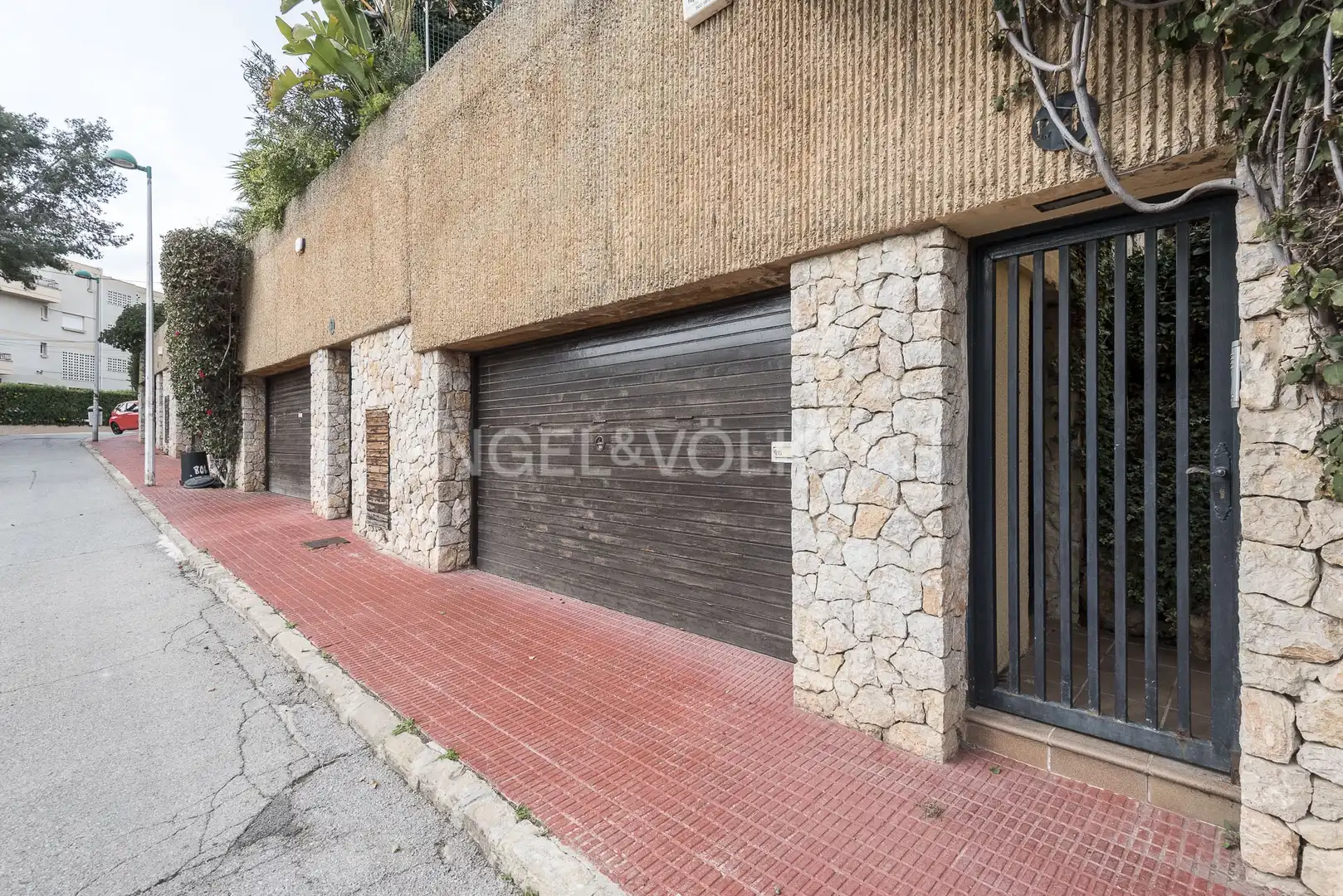 Vista exterior de Casa adosada en venda en Sitges amb Aire condicionat, Calefacció i Jardí privat