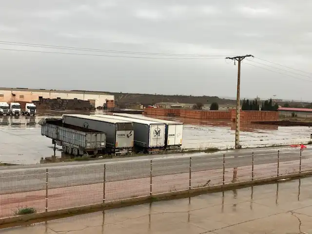 Außenansicht von Fabrikhallen zum Verkauf in Alcolea de Cinca