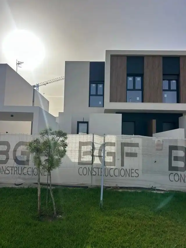 Vista exterior de Casa o xalet de lloguer en El Ejido amb Jardí privat, Terrassa i Piscina comunitària