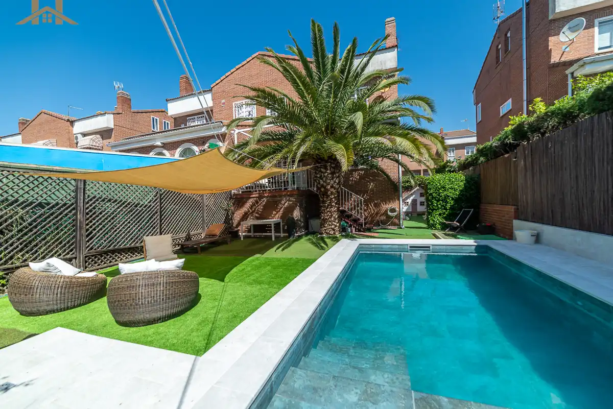 Piscina de Casa adosada en venda en Móstoles amb Aire condicionat, Calefacció i Jardí privat