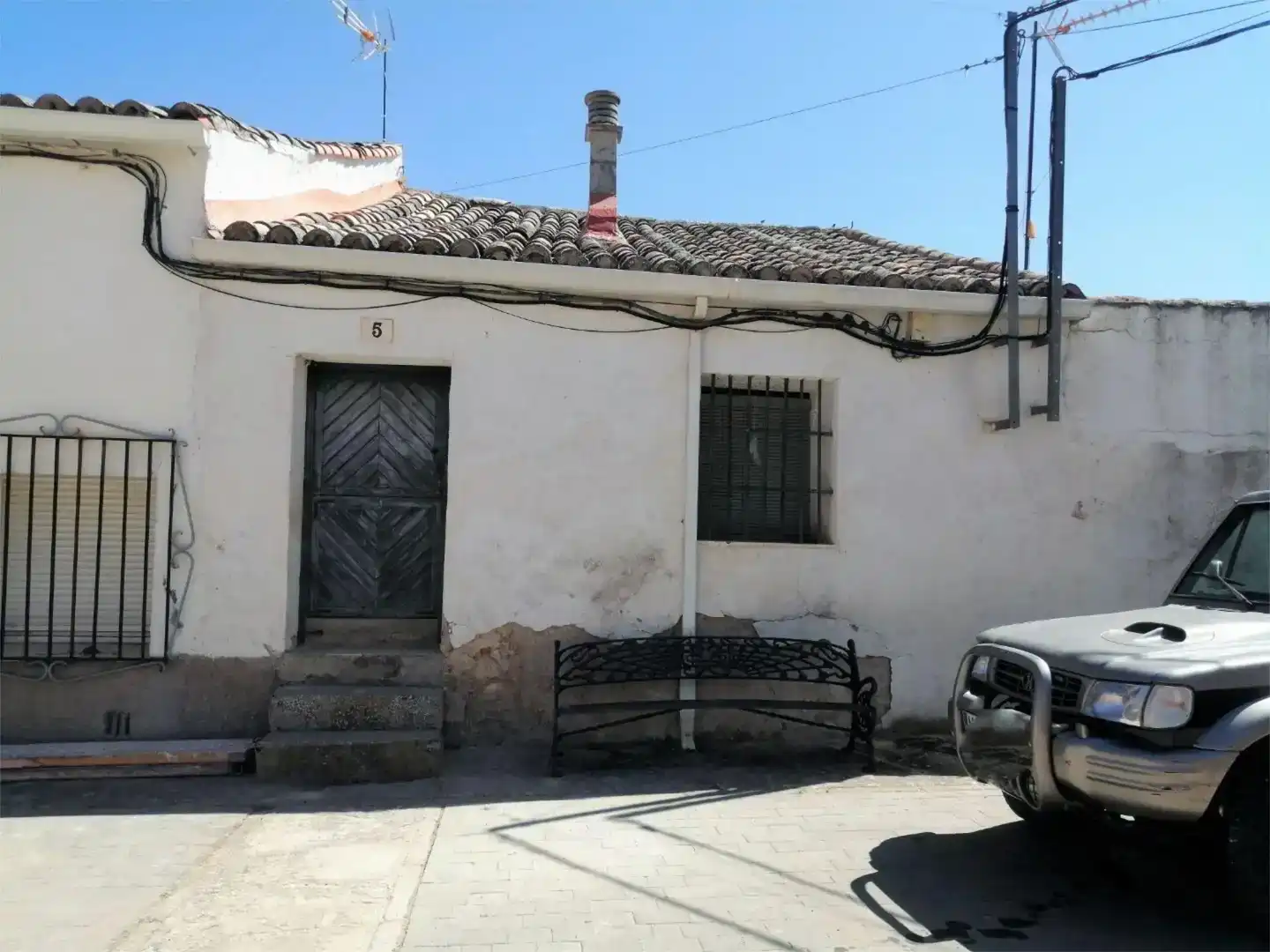 Vista exterior de Finca rústica en venda en Hueva amb Jardí privat, Traster i Moblat