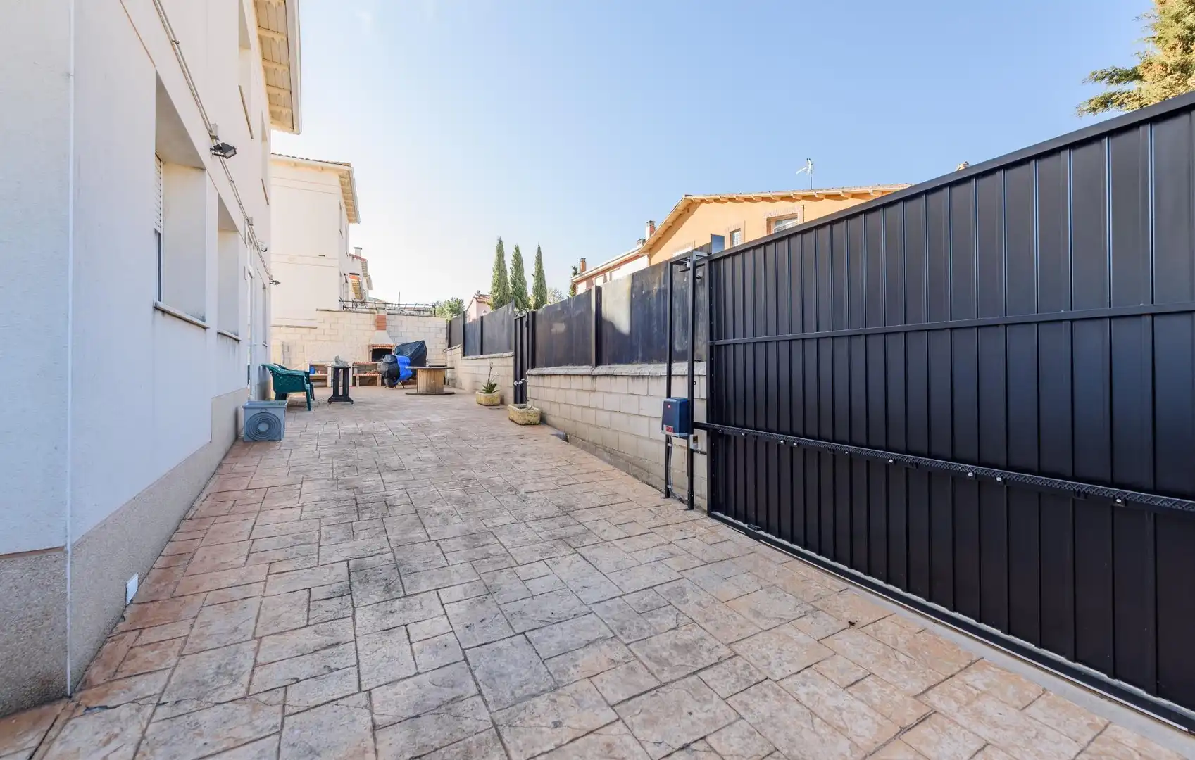 Vista exterior de Casa o xalet en venda en Horche amb Aire condicionat, Terrassa i Piscina