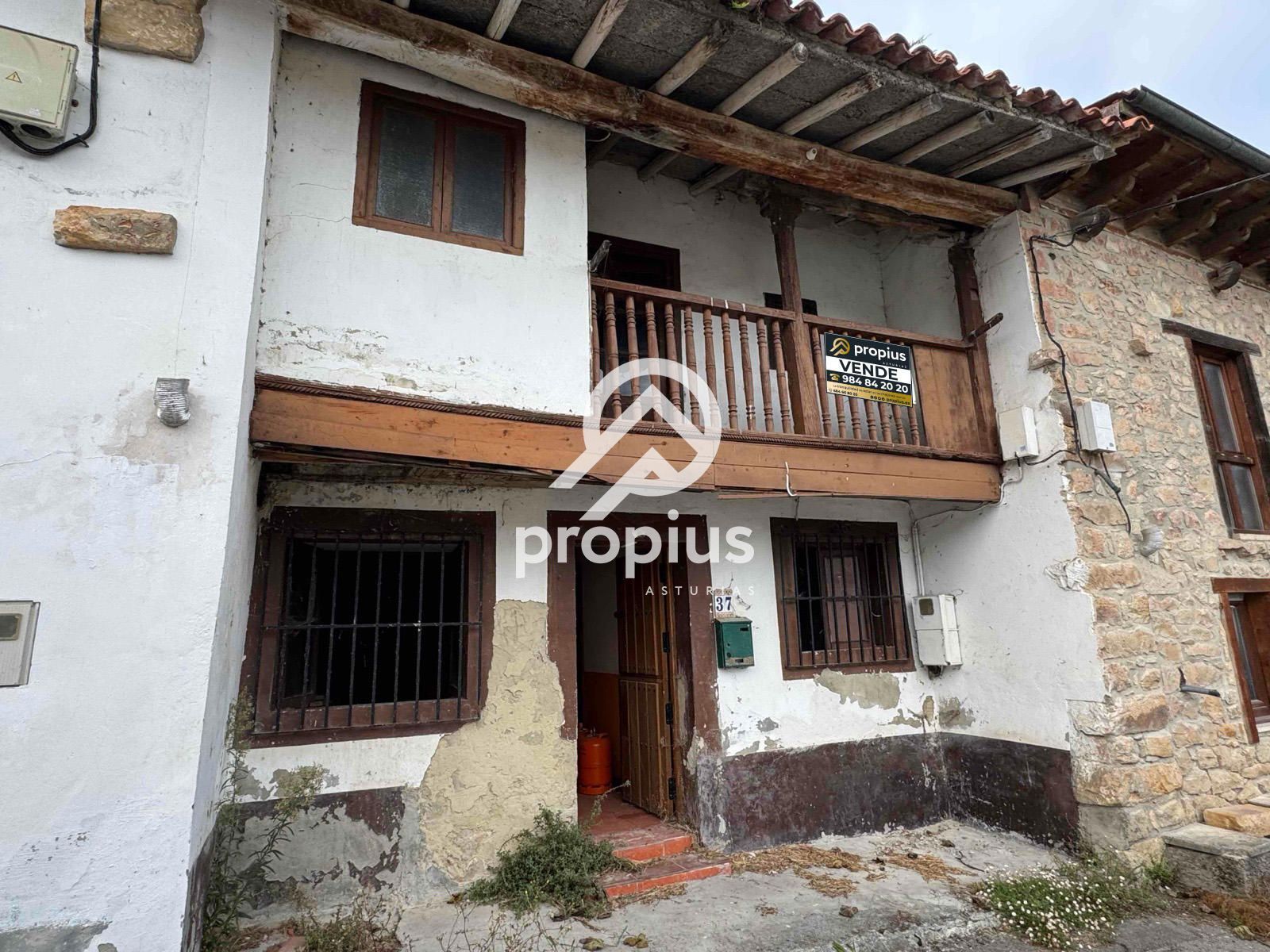 Vista exterior de Casa adosada en venda en Llanes amb Calefacció, Jardí privat i Traster