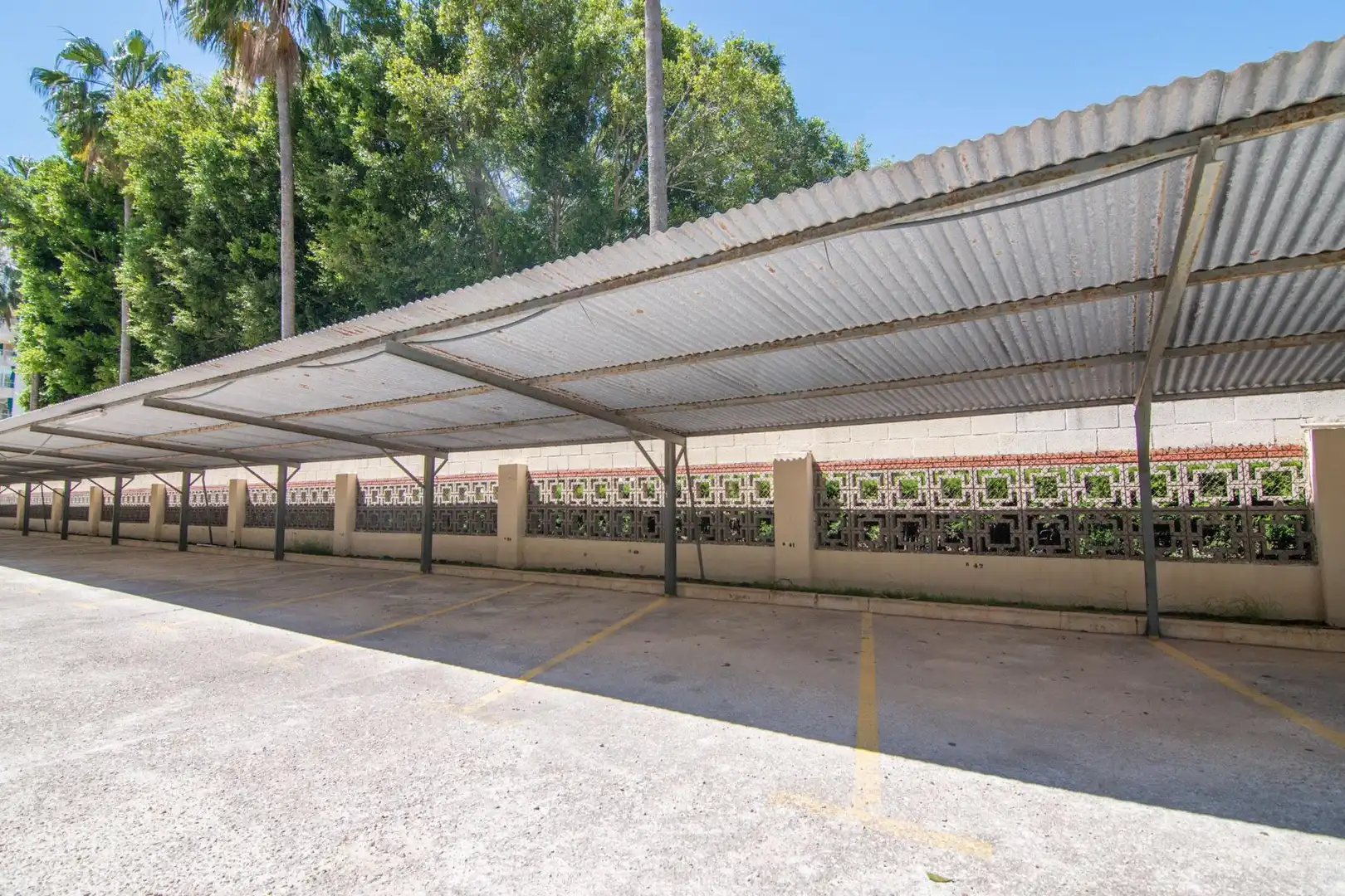 Parkplatz von Wohnungen zum Verkauf in Gandia mit Klimaanlage, Privatgarten und Terrasse