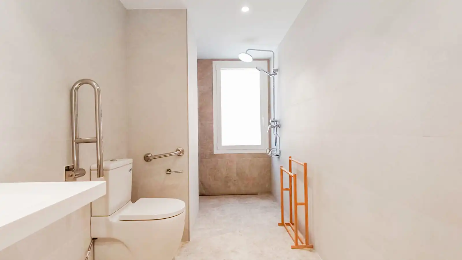 Baño de Piso en venta en Donostia - San Sebastián  con Calefacción, Balcón y Alarma