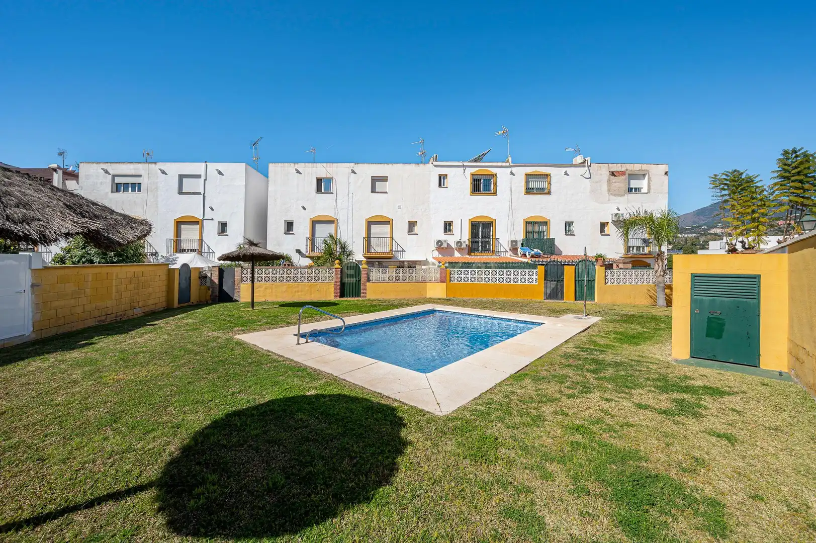 Vista exterior de Casa adosada en venda en Marbella amb Piscina comunitària