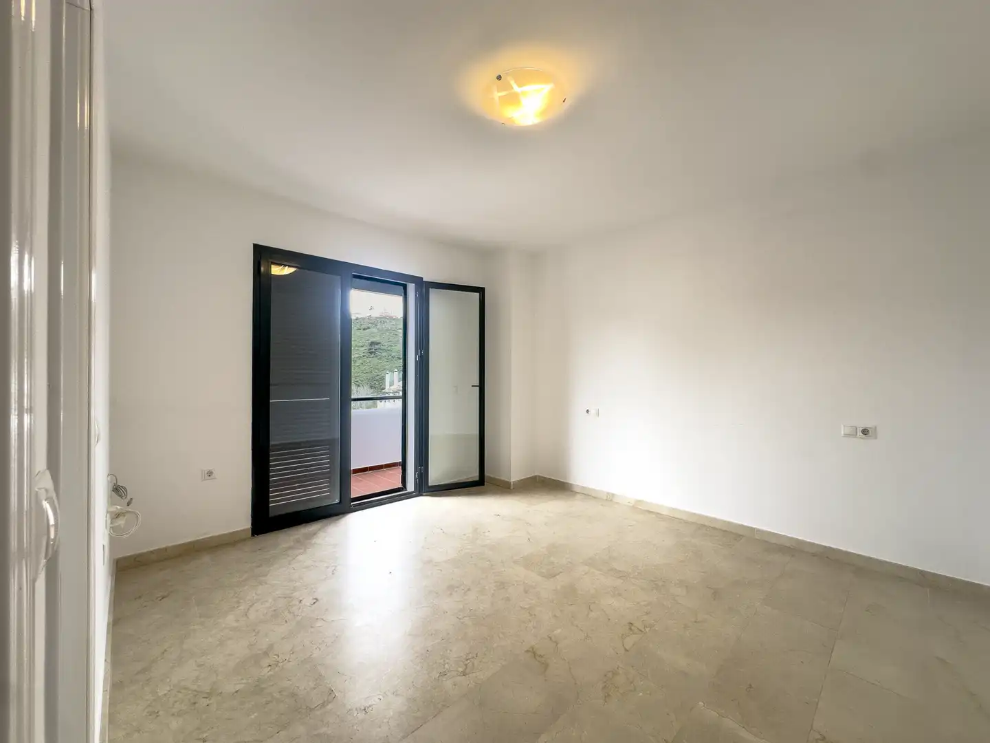 Einfamilien-Reihenhaus zum Verkauf in Manilva mit Terrasse, Abstellraum und Schwimmbad