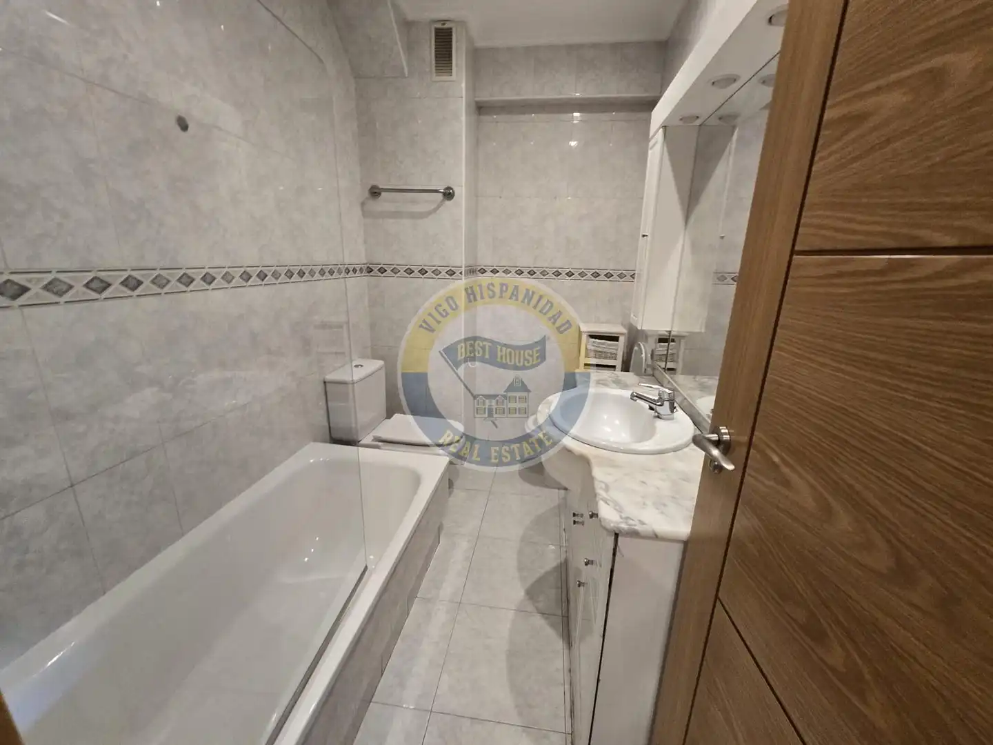 Badezimmer von Wohnung zur Miete in Vigo  mit Heizung, Parkett und Möbliert