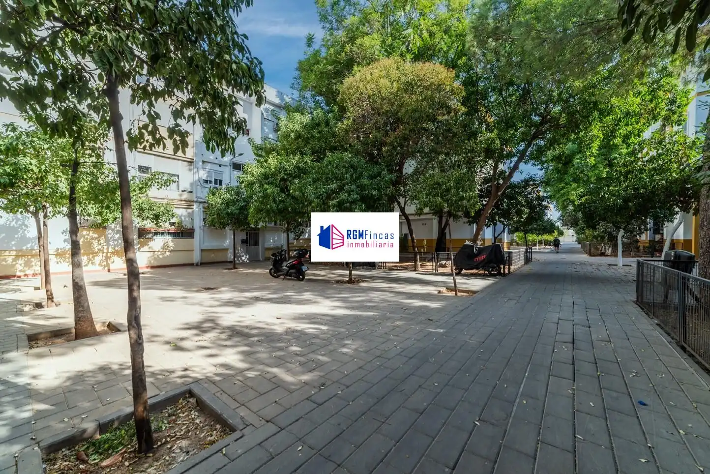 Exterior view of Flat for sale in Sevilla  with Air Conditioner and Storage room