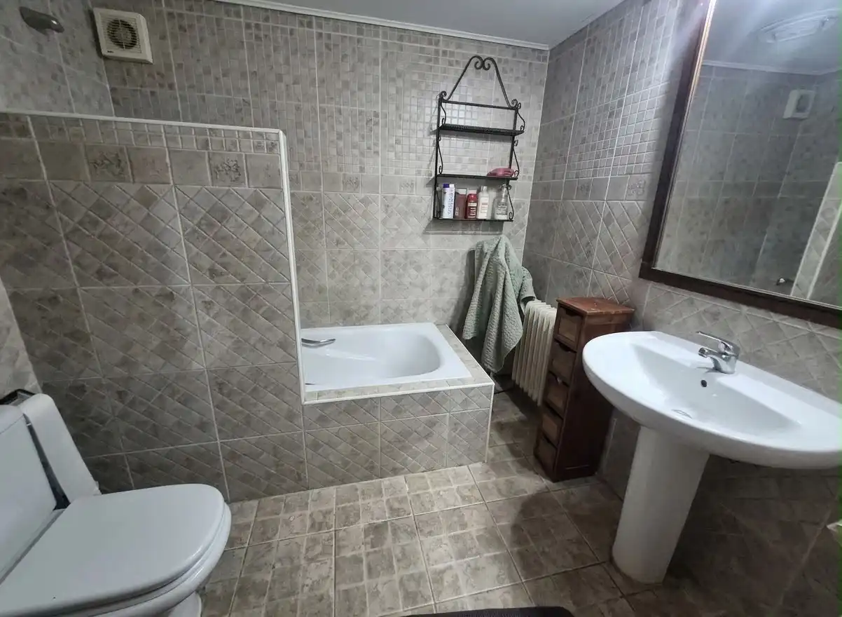 Baño de Piso en venta en Mondéjar con Calefacción, Terraza y Amueblado
