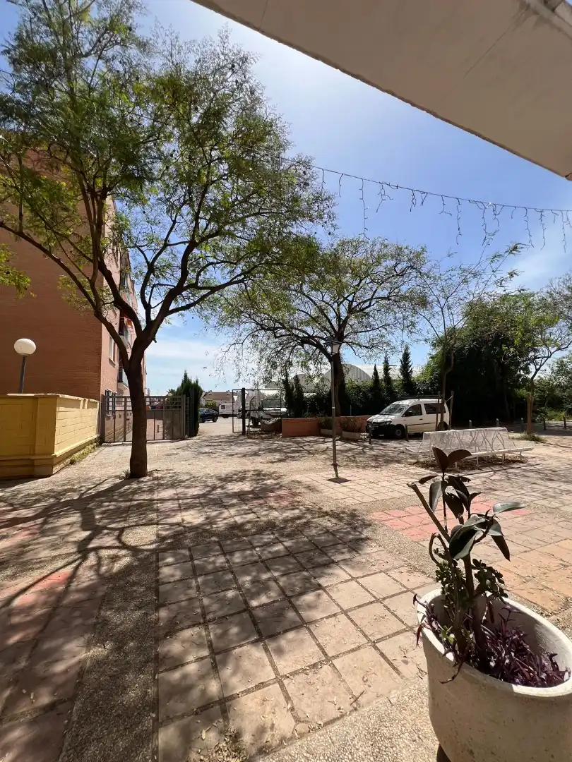 Vista exterior de Local en venta en Mairena del Aljarafe