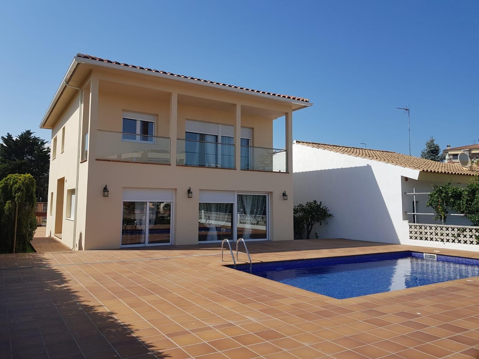 Vista exterior de Casa o chalet en venta en Roses con Jardín privado, Terraza y Piscina
