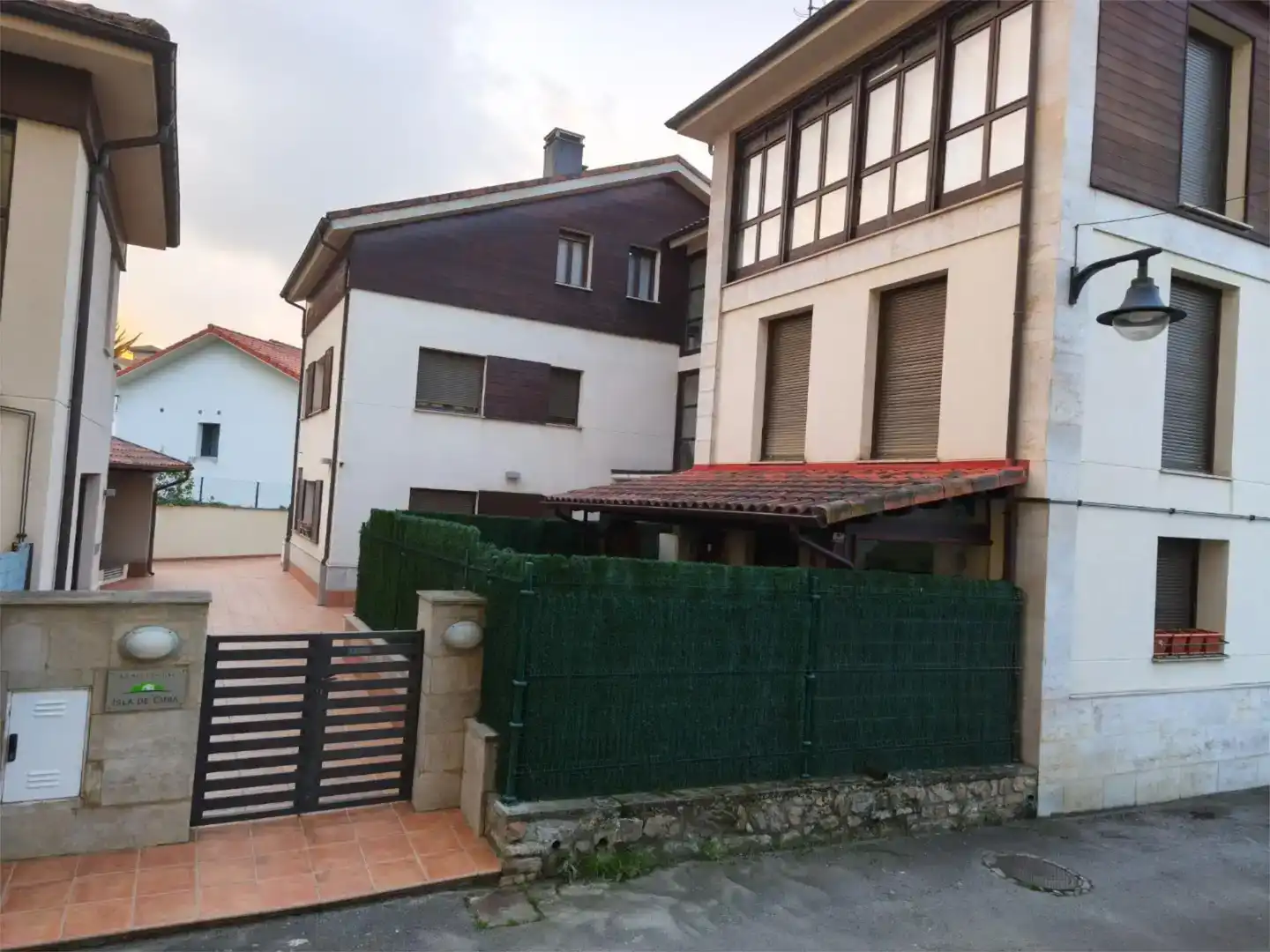 Vista exterior de Pis en venda en Llanes amb Jardí privat, Traster i Moblat