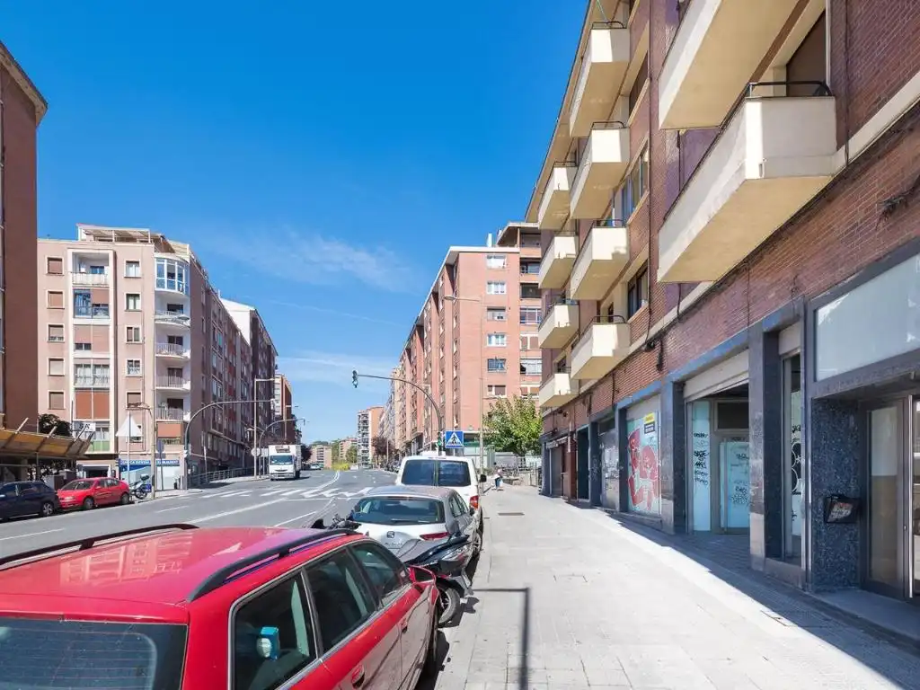Local comercial en venda a Maurice Ravel Etorbidea, imagen 2