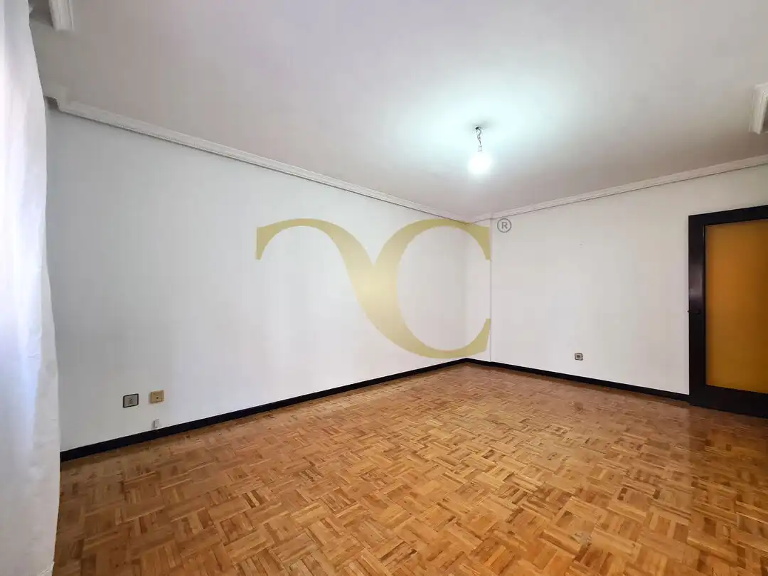 Piso en venta en Oviedo  con Calefacción y Trastero