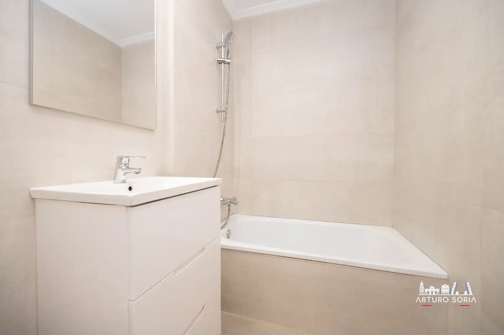 Baño de Piso de alquiler en Madrid con Aire acondicionado, Trastero y Lavadora