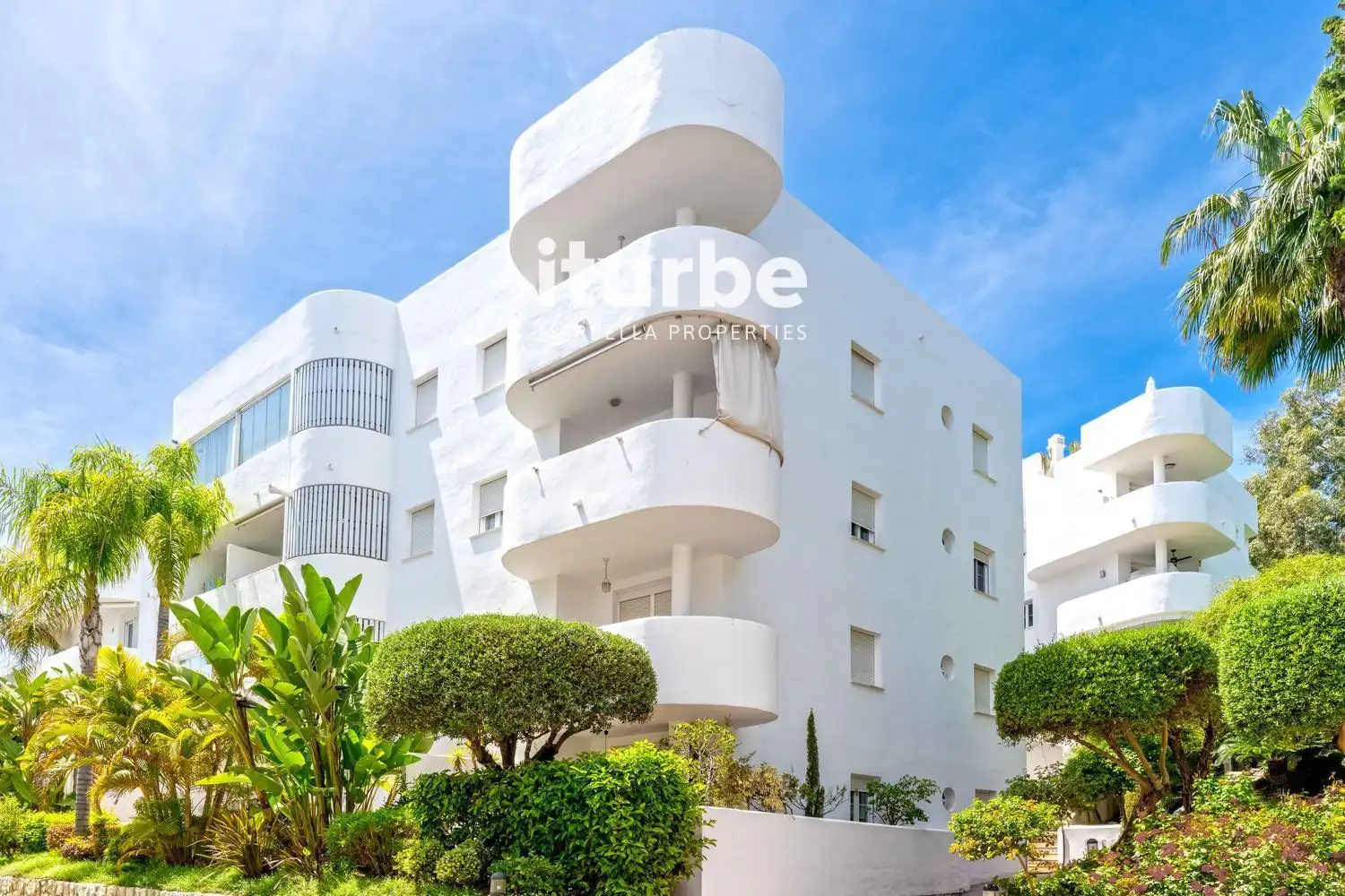 Außenansicht von Maisonette zum Verkauf in Marbella mit Klimaanlage, Terrasse und Abstellraum
