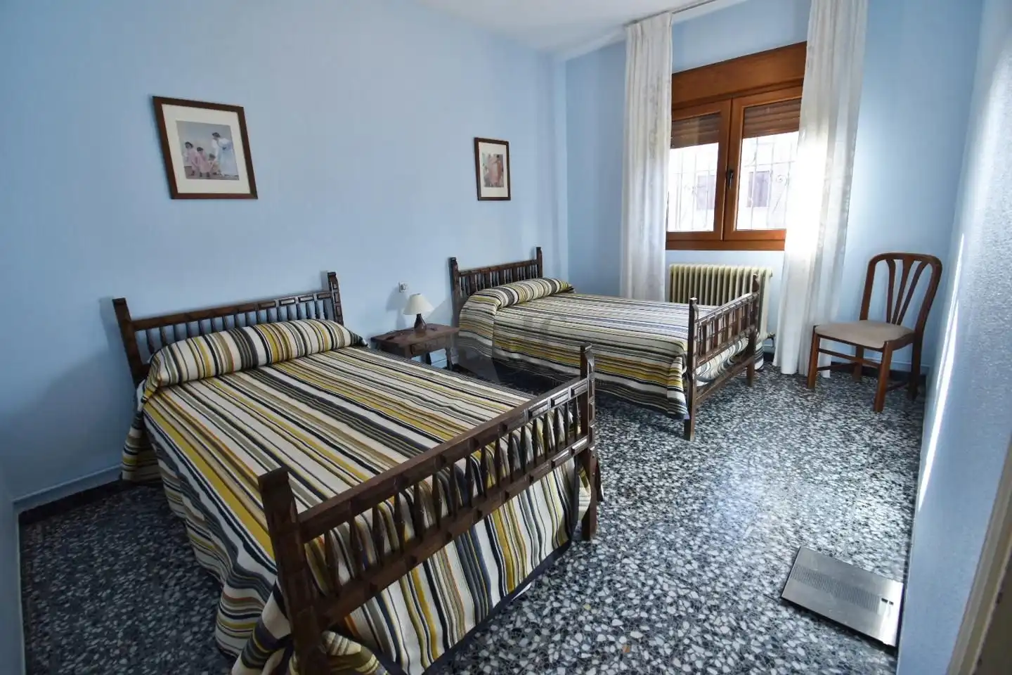 Dormitori de Casa o xalet en venda en Olmedo amb Calefacció, Jardí privat i Moblat