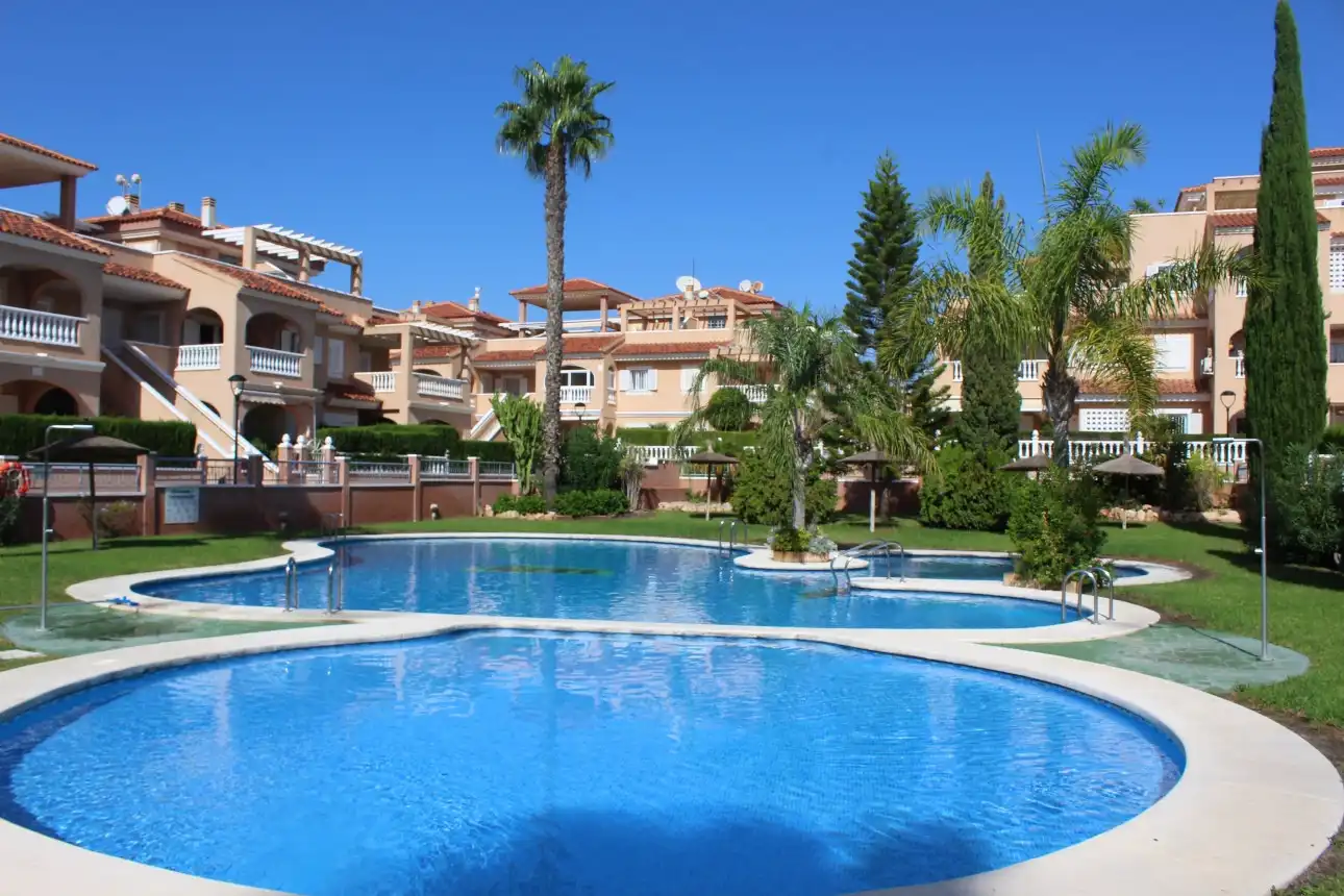 Vista exterior de Ático en venta en Orihuela con Aire acondicionado, Terraza y Piscina