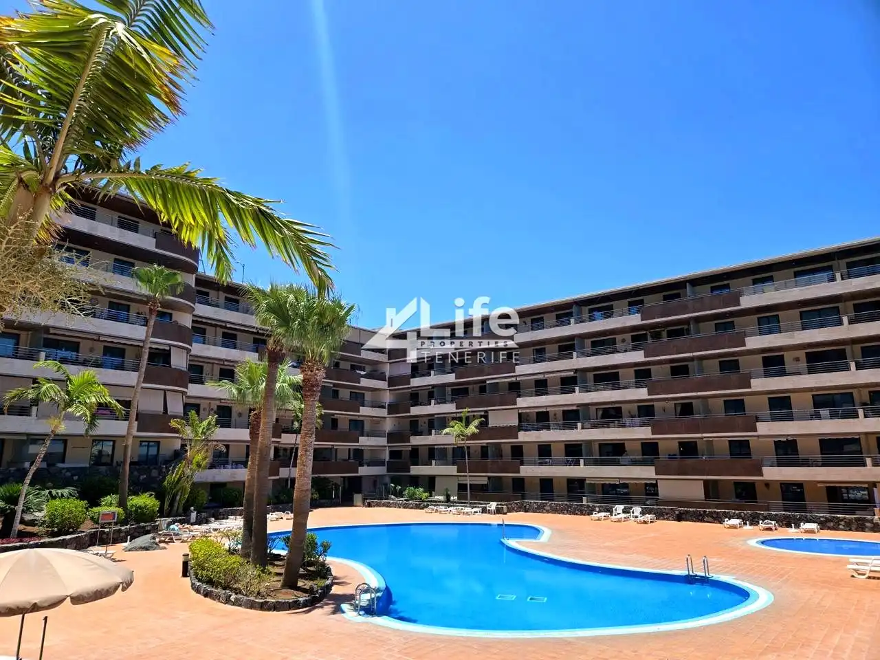 Vista exterior de Àtic en venda en Santiago del Teide amb Aire condicionat, Terrassa i Piscina
