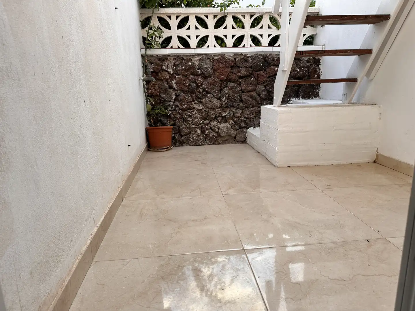 Terrasse von Einfamilien-Reihenhaus zur Miete in Arona mit Terrasse, Möbliert und Ofen
