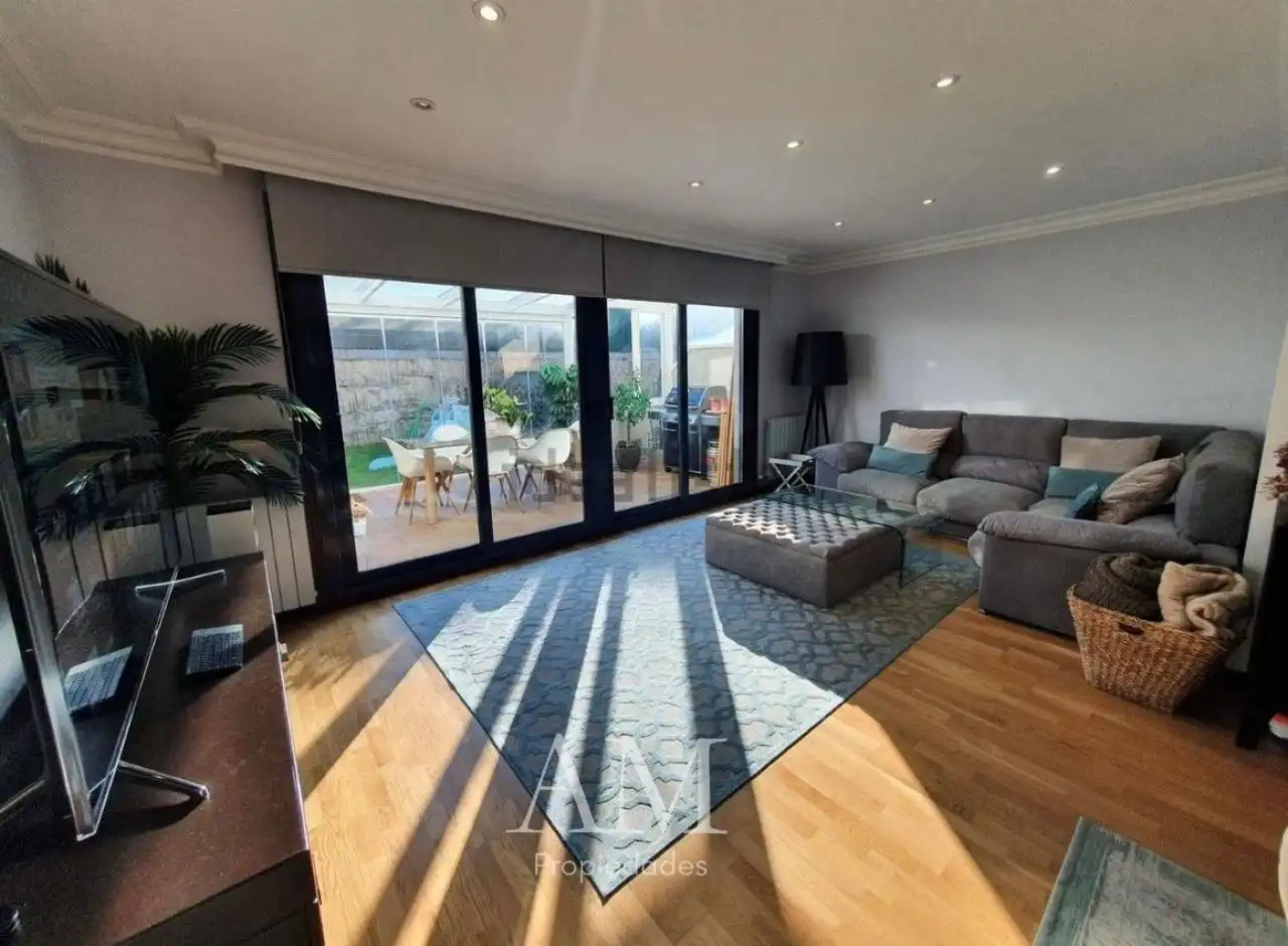 Sala d'estar de Casa o xalet en venda en Vigo  amb Calefacció, Jardí privat i Terrassa