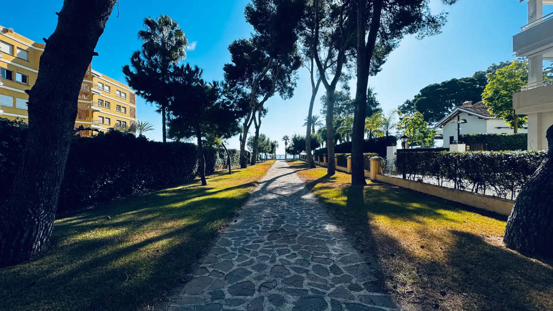 Vista exterior de Apartament en venda en Benicasim / Benicàssim amb Jardí privat, Terrassa i Moblat