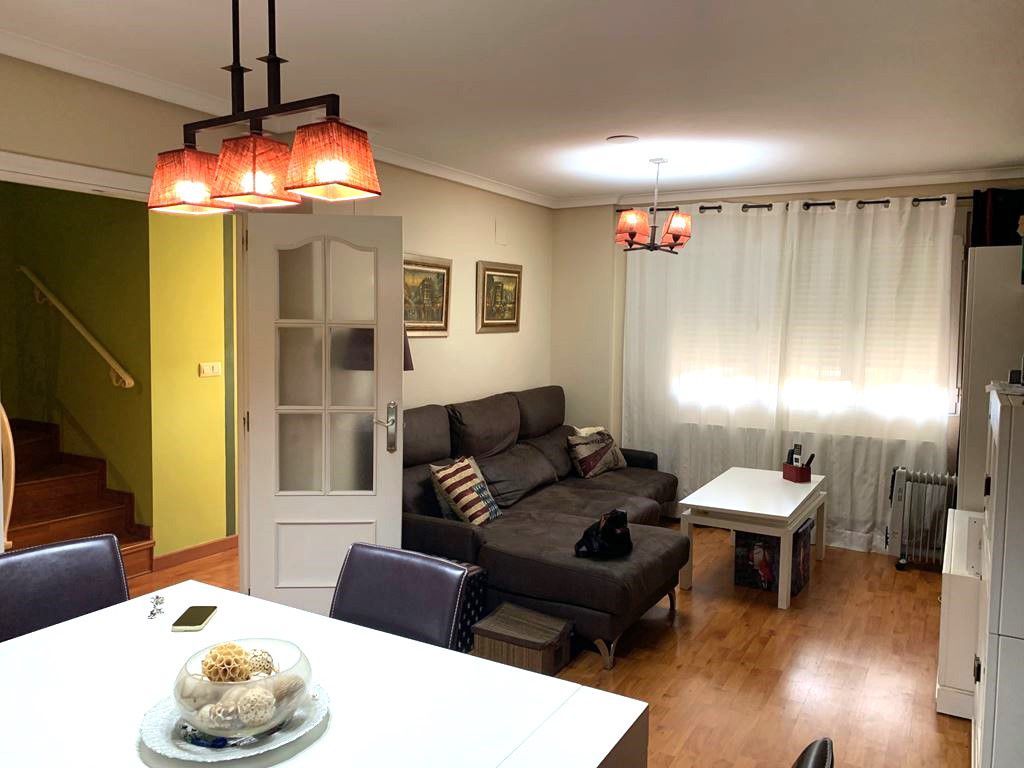 Sala d'estar de Casa adosada en venda en La Roda amb Aire condicionat, Calefacció i Terrassa