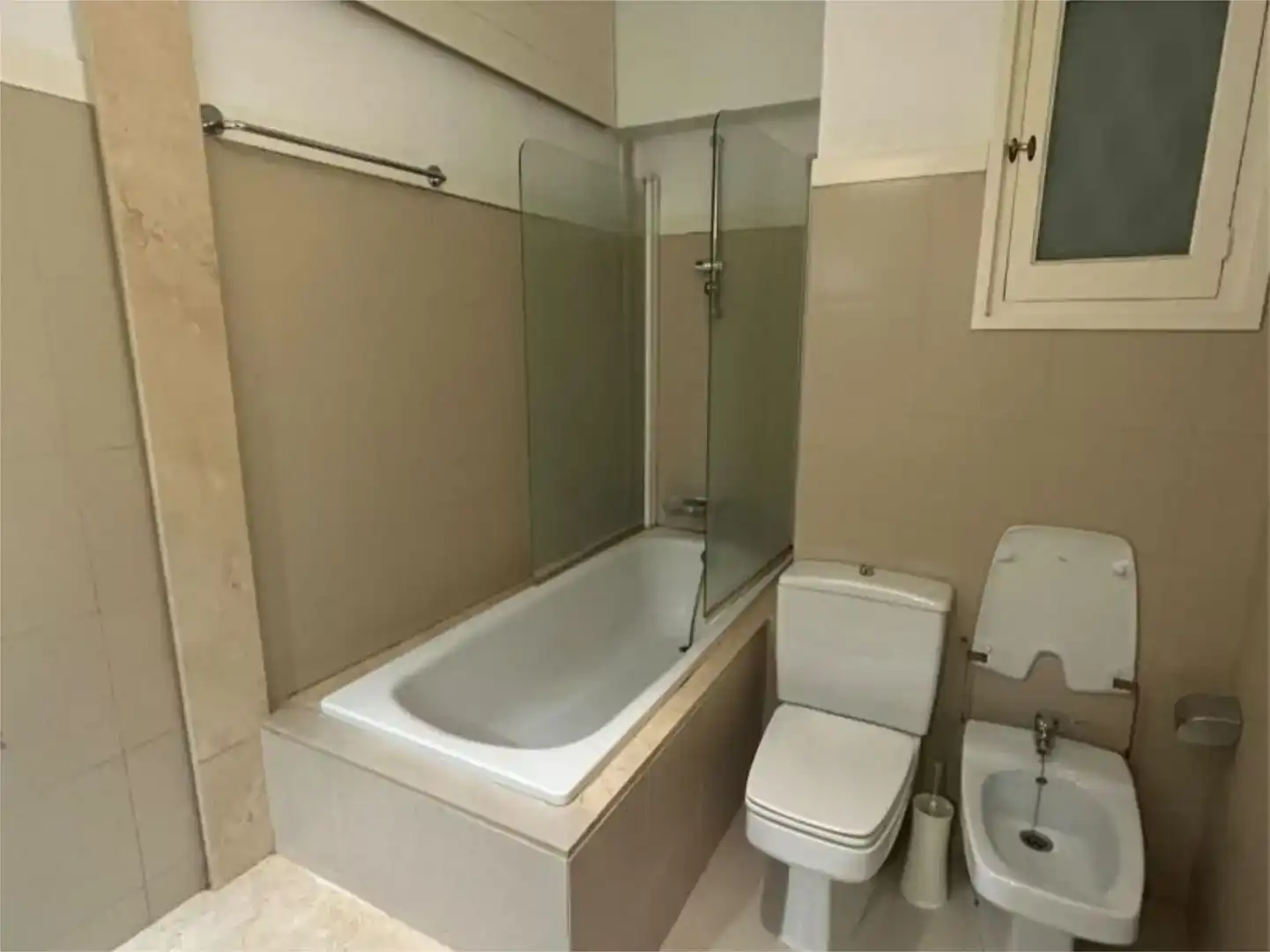 Bany de Apartament per a compartir en Barcelona amb Parquet, Moblat i Balcó