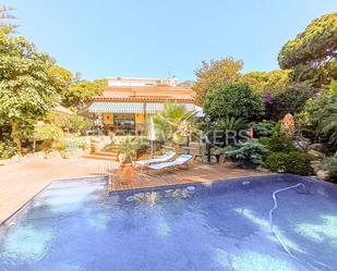 Vista exterior de Casa o xalet en venda en Cabrils amb Aire condicionat, Terrassa i Piscina