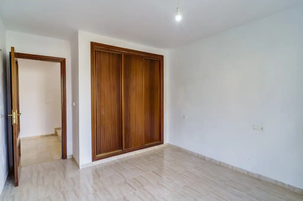 Dormitori de Casa o xalet en venda en Fuengirola amb Aire condicionat, Jardí privat i Terrassa